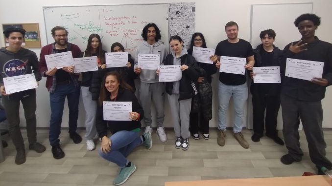 Gruppenfoto mit Zertifikat zugeschnitten